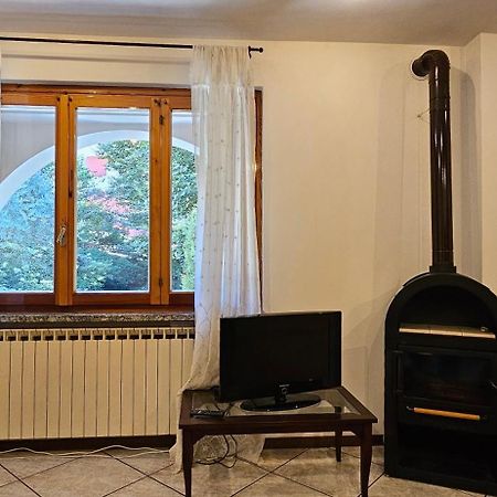 Appartamento Con Ingresso Autonomo, Giardino Privato E Portico Introbio Luaran gambar