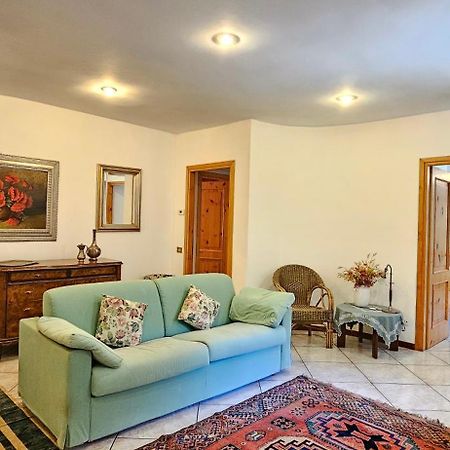 Appartamento Con Ingresso Autonomo, Giardino Privato E Portico Introbio Luaran gambar