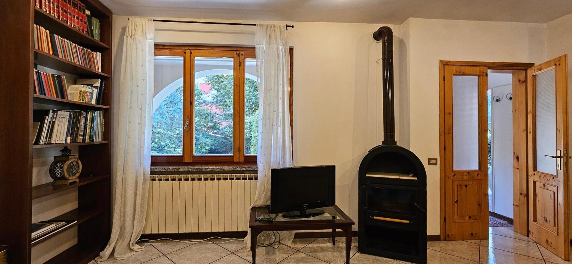 Appartamento Con Ingresso Autonomo, Giardino Privato E Portico Introbio Luaran gambar
