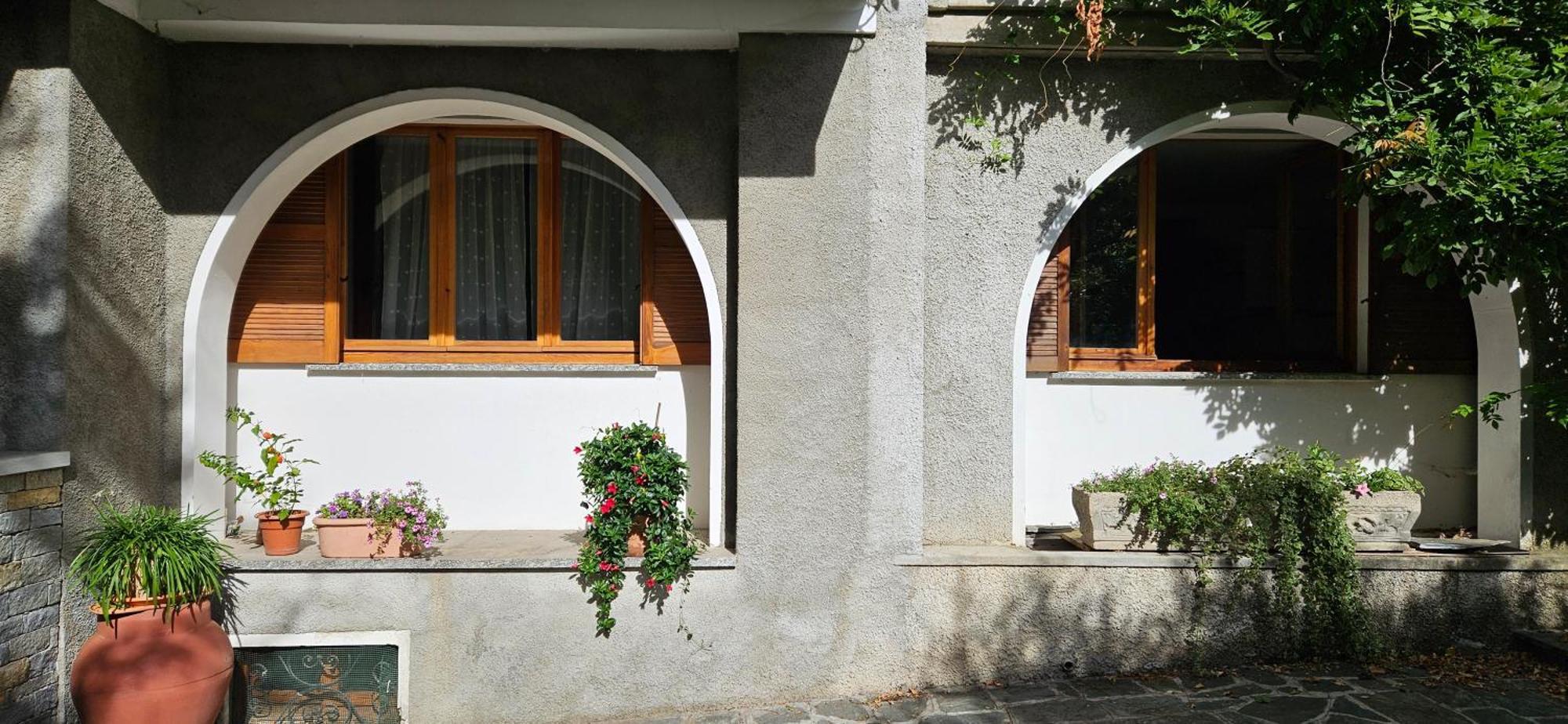 Appartamento Con Ingresso Autonomo, Giardino Privato E Portico Introbio Luaran gambar