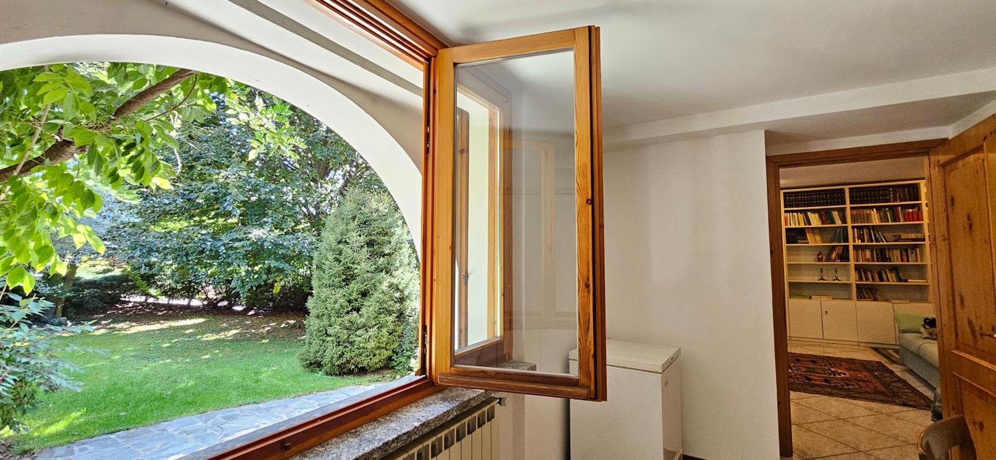 Appartamento Con Ingresso Autonomo, Giardino Privato E Portico Introbio Luaran gambar