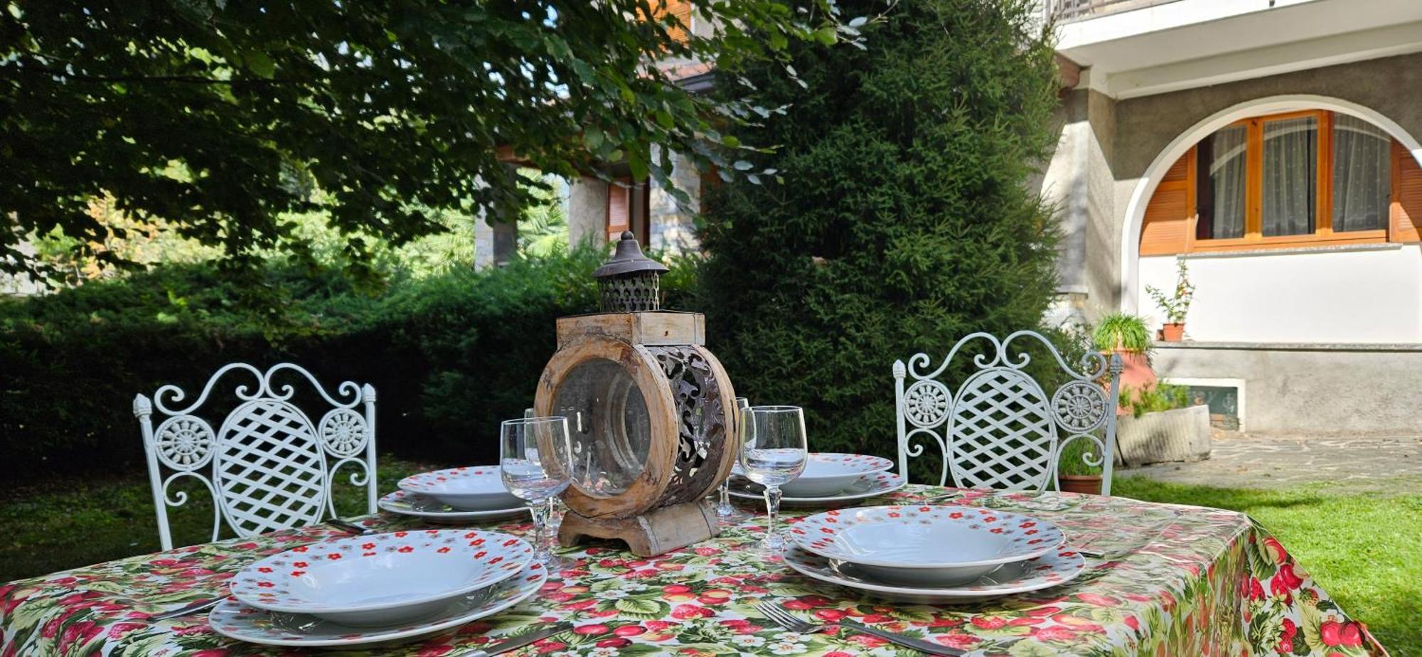Appartamento Con Ingresso Autonomo, Giardino Privato E Portico Introbio Luaran gambar